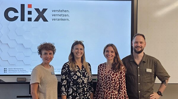 4 Menschen vor einer CLIX Präsentation