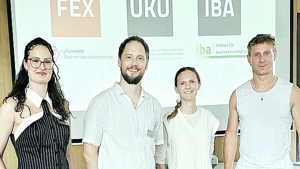 4 Menschen vor einer Präsentation