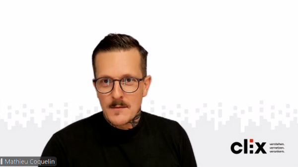Mathieu auf Zoom mit weiterer Zoom-Kachel einer Präsentation